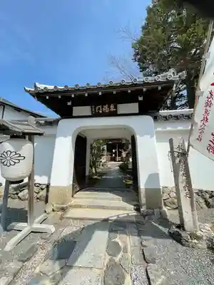 慈済院の山門・神門