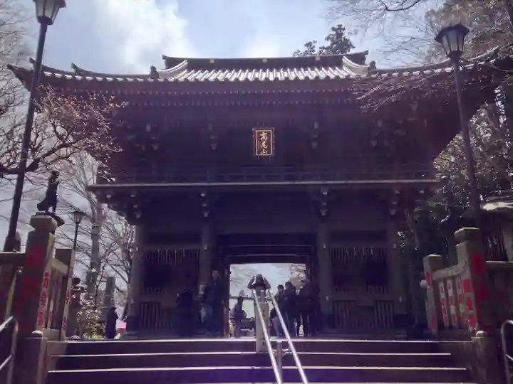 高尾山薬王院の山門・神門