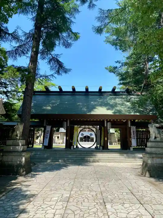 帯廣神社の山門・神門