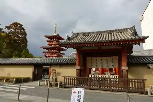 薬師寺の山門・神門