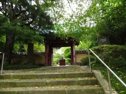 光則寺の山門