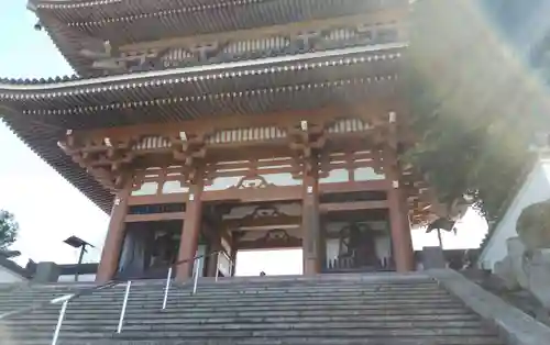 本佛寺の山門