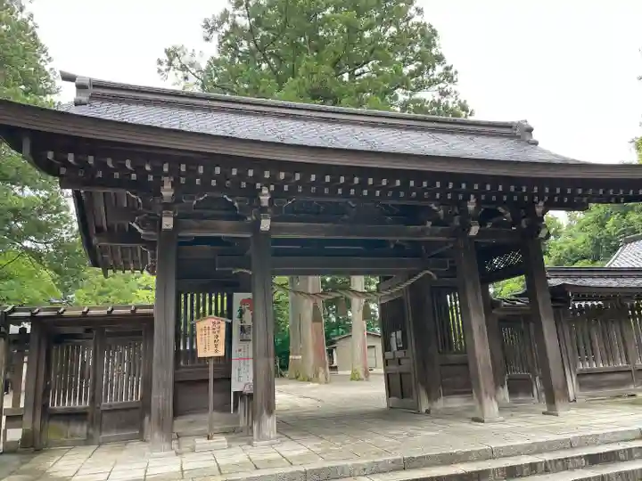 雄山神社前立社壇の山門・神門