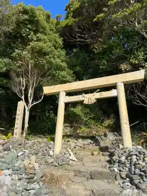 伊射波神社の{uncategorized: "未分類", other: "その他", undefined: "問題あり", building: "その他建物", grave: "お墓", sacred_gate: "鳥居", guardian: "狛犬", statue: "像", buddha: "仏像", history: "歴史", nature: "自然", garden: "庭園", animal: "動物", pagoda: "塔", temizu: "手水舎", mountain_gate: "山門・神門", sanctuary: "本殿・本堂", subordinate: "末社・摂社", art: "芸術", scenery: "景色", jizo: "地蔵", ema: "絵馬", goshuin: "御朱印", omikuji: "おみくじ", items: "授与品その他", amulet: "お守り", goshuincho: "御朱印帳", eats: "食事", festival: "お祭り", votive_dance: "神楽", shichigosan: "七五三参", wedding: "結婚式", experience: "体験その他", initially: "初詣", around: "周辺", anti_infection: "感染症対策"}
