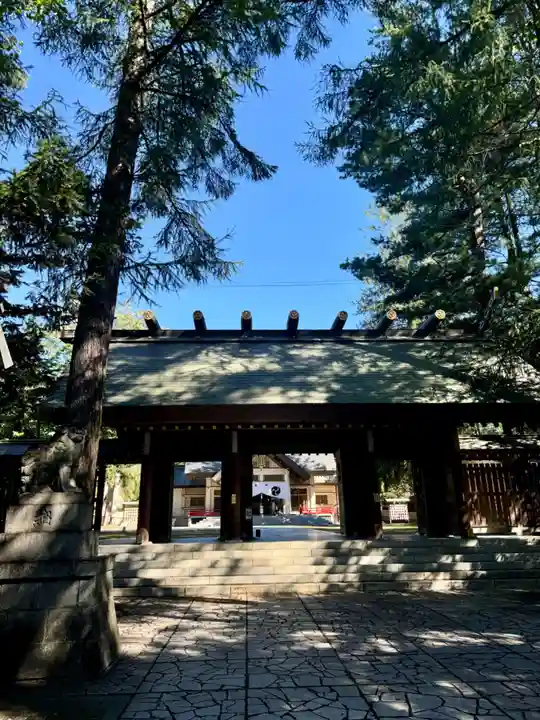 帯廣神社の山門・神門