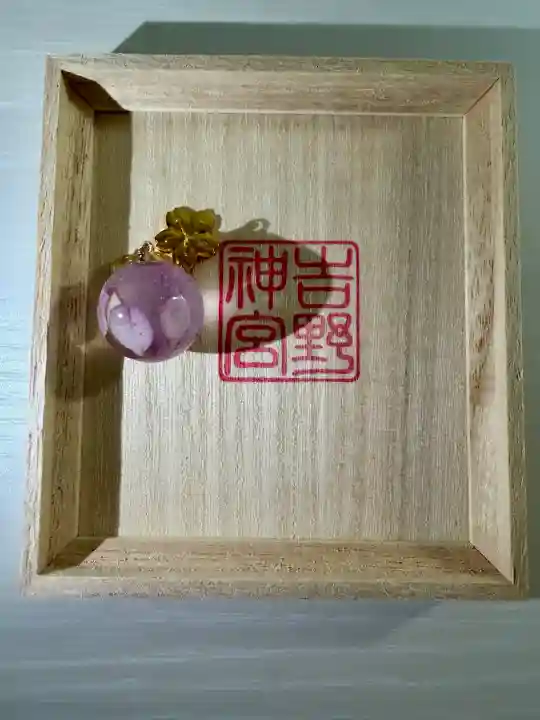 吉野神宮の{uncategorized: "未分類", other: "その他", undefined: "問題あり", building: "その他建物", grave: "お墓", sacred_gate: "鳥居", guardian: "狛犬", statue: "像", buddha: "仏像", history: "歴史", nature: "自然", garden: "庭園", animal: "動物", pagoda: "塔", temizu: "手水舎", mountain_gate: "山門・神門", sanctuary: "本殿・本堂", subordinate: "末社・摂社", art: "芸術", scenery: "景色", jizo: "地蔵", ema: "絵馬", goshuin: "御朱印", omikuji: "おみくじ", items: "授与品その他", amulet: "お守り", goshuincho: "御朱印帳", eats: "食事", festival: "お祭り", votive_dance: "神楽", shichigosan: "七五三参", wedding: "結婚式", experience: "体験その他", initially: "初詣", around: "周辺", anti_infection: "感染症対策"}