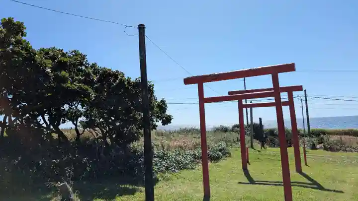 歌露稲荷神社の庭園