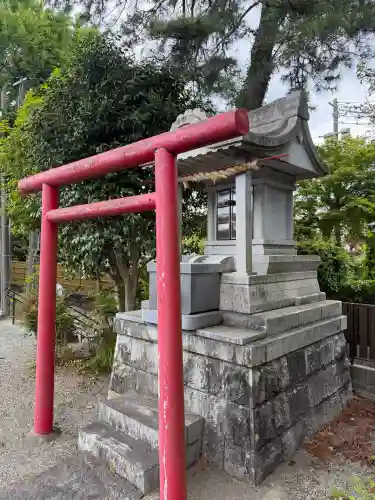 御守殿稲荷神社の{uncategorized: "未分類", other: "その他", undefined: "問題あり", building: "その他建物", grave: "お墓", sacred_gate: "鳥居", guardian: "狛犬", statue: "像", buddha: "仏像", history: "歴史", nature: "自然", garden: "庭園", animal: "動物", pagoda: "塔", temizu: "手水舎", mountain_gate: "山門・神門", sanctuary: "本殿・本堂", subordinate: "末社・摂社", art: "芸術", scenery: "景色", jizo: "地蔵", ema: "絵馬", goshuin: "御朱印", omikuji: "おみくじ", items: "授与品その他", amulet: "お守り", goshuincho: "御朱印帳", eats: "食事", festival: "お祭り", votive_dance: "神楽", shichigosan: "七五三参", wedding: "結婚式", experience: "体験その他", initially: "初詣", around: "周辺", anti_infection: "感染症対策"}