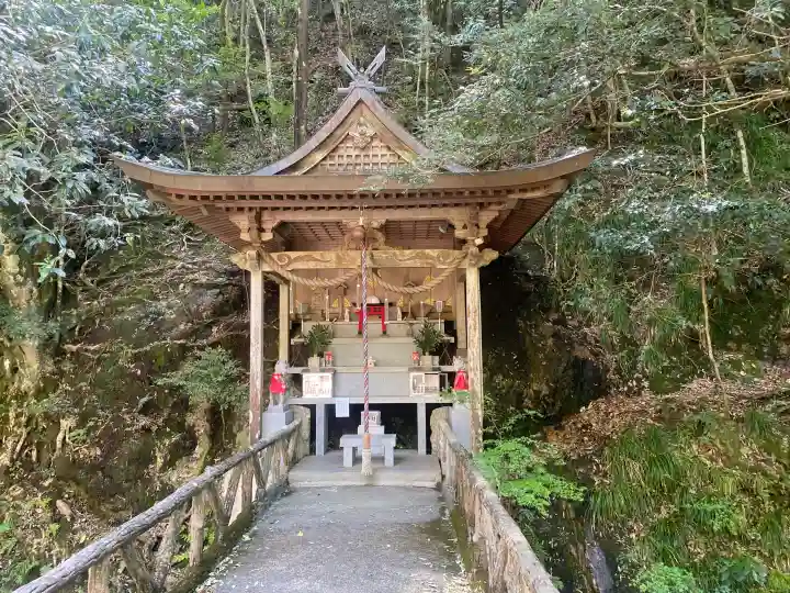 満願滝弁財天の{uncategorized: "未分類", other: "その他", undefined: "問題あり", building: "その他建物", grave: "お墓", sacred_gate: "鳥居", guardian: "狛犬", statue: "像", buddha: "仏像", history: "歴史", nature: "自然", garden: "庭園", animal: "動物", pagoda: "塔", temizu: "手水舎", mountain_gate: "山門・神門", sanctuary: "本殿・本堂", subordinate: "末社・摂社", art: "芸術", scenery: "景色", jizo: "地蔵", ema: "絵馬", goshuin: "御朱印", omikuji: "おみくじ", items: "授与品その他", amulet: "お守り", goshuincho: "御朱印帳", eats: "食事", festival: "お祭り", votive_dance: "神楽", shichigosan: "七五三参", wedding: "結婚式", experience: "体験その他", initially: "初詣", around: "周辺", anti_infection: "感染症対策"}