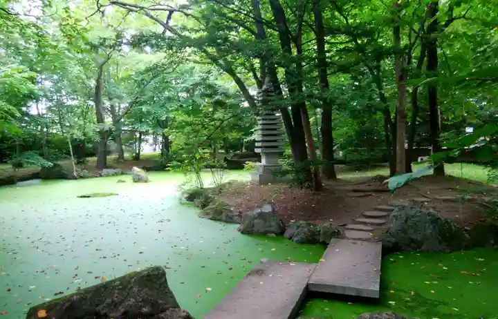 帯廣神社の庭園