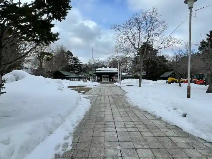 札幌護國神社の{uncategorized: "未分類", other: "その他", undefined: "問題あり", building: "その他建物", grave: "お墓", sacred_gate: "鳥居", guardian: "狛犬", statue: "像", buddha: "仏像", history: "歴史", nature: "自然", garden: "庭園", animal: "動物", pagoda: "塔", temizu: "手水舎", mountain_gate: "山門・神門", sanctuary: "本殿・本堂", subordinate: "末社・摂社", art: "芸術", scenery: "景色", jizo: "地蔵", ema: "絵馬", goshuin: "御朱印", omikuji: "おみくじ", items: "授与品その他", amulet: "お守り", goshuincho: "御朱印帳", eats: "食事", festival: "お祭り", votive_dance: "神楽", shichigosan: "七五三参", wedding: "結婚式", experience: "体験その他", initially: "初詣", around: "周辺", anti_infection: "感染症対策"}