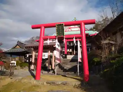 差出磯大嶽山神社 仕事と健康と厄よけの神さまの鳥居