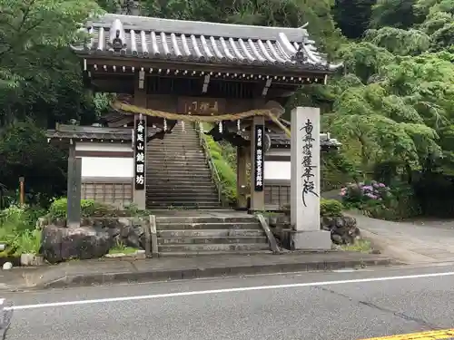 鏡円坊の山門