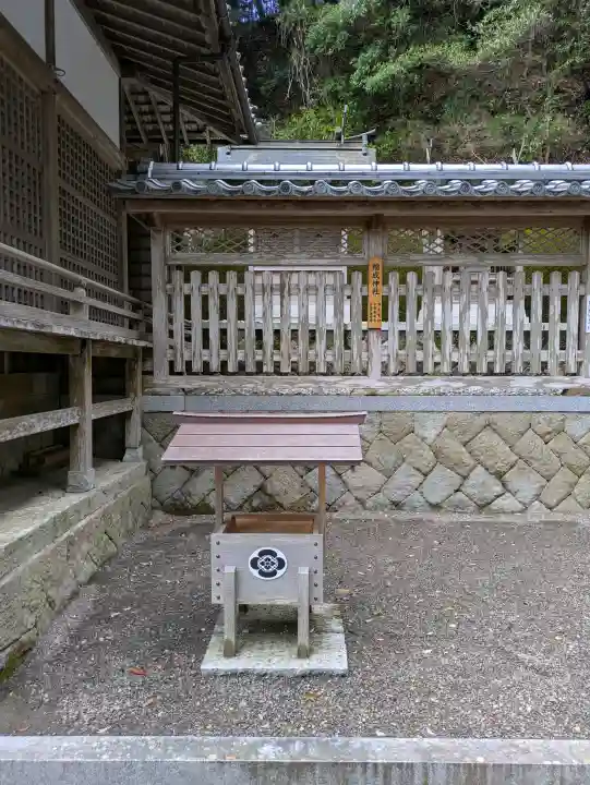 須佐神社の{uncategorized: "未分類", other: "その他", undefined: "問題あり", building: "その他建物", grave: "お墓", sacred_gate: "鳥居", guardian: "狛犬", statue: "像", buddha: "仏像", history: "歴史", nature: "自然", garden: "庭園", animal: "動物", pagoda: "塔", temizu: "手水舎", mountain_gate: "山門・神門", sanctuary: "本殿・本堂", subordinate: "末社・摂社", art: "芸術", scenery: "景色", jizo: "地蔵", ema: "絵馬", goshuin: "御朱印", omikuji: "おみくじ", items: "授与品その他", amulet: "お守り", goshuincho: "御朱印帳", eats: "食事", festival: "お祭り", votive_dance: "神楽", shichigosan: "七五三参", wedding: "結婚式", experience: "体験その他", initially: "初詣", around: "周辺", anti_infection: "感染症対策"}