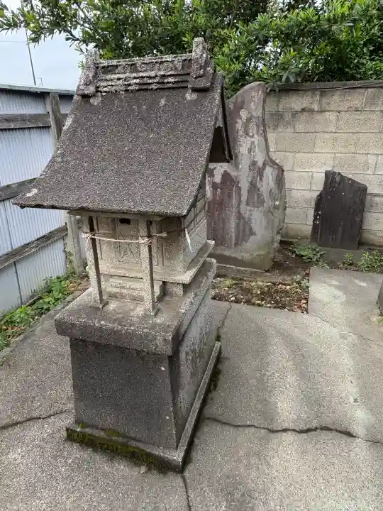 神明宮(天明町)の{uncategorized: "未分類", other: "その他", undefined: "問題あり", building: "その他建物", grave: "お墓", sacred_gate: "鳥居", guardian: "狛犬", statue: "像", buddha: "仏像", history: "歴史", nature: "自然", garden: "庭園", animal: "動物", pagoda: "塔", temizu: "手水舎", mountain_gate: "山門・神門", sanctuary: "本殿・本堂", subordinate: "末社・摂社", art: "芸術", scenery: "景色", jizo: "地蔵", ema: "絵馬", goshuin: "御朱印", omikuji: "おみくじ", items: "授与品その他", amulet: "お守り", goshuincho: "御朱印帳", eats: "食事", festival: "お祭り", votive_dance: "神楽", shichigosan: "七五三参", wedding: "結婚式", experience: "体験その他", initially: "初詣", around: "周辺", anti_infection: "感染症対策"}