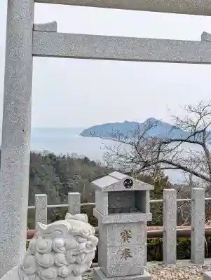 冠島沓島遥拝所（元伊勢・籠神社の海の奥宮）の{uncategorized: "未分類", other: "その他", undefined: "問題あり", building: "その他建物", grave: "お墓", sacred_gate: "鳥居", guardian: "狛犬", statue: "像", buddha: "仏像", history: "歴史", nature: "自然", garden: "庭園", animal: "動物", pagoda: "塔", temizu: "手水舎", mountain_gate: "山門・神門", sanctuary: "本殿・本堂", subordinate: "末社・摂社", art: "芸術", scenery: "景色", jizo: "地蔵", ema: "絵馬", goshuin: "御朱印", omikuji: "おみくじ", items: "授与品その他", amulet: "お守り", goshuincho: "御朱印帳", eats: "食事", festival: "お祭り", votive_dance: "神楽", shichigosan: "七五三参", wedding: "結婚式", experience: "体験その他", initially: "初詣", around: "周辺", anti_infection: "感染症対策"}