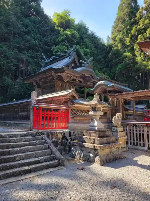 二村神社の本殿