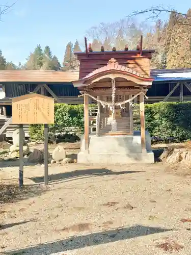熊野神社の{uncategorized: "未分類", other: "その他", undefined: "問題あり", building: "その他建物", grave: "お墓", sacred_gate: "鳥居", guardian: "狛犬", statue: "像", buddha: "仏像", history: "歴史", nature: "自然", garden: "庭園", animal: "動物", pagoda: "塔", temizu: "手水舎", mountain_gate: "山門・神門", sanctuary: "本殿・本堂", subordinate: "末社・摂社", art: "芸術", scenery: "景色", jizo: "地蔵", ema: "絵馬", goshuin: "御朱印", omikuji: "おみくじ", items: "授与品その他", amulet: "お守り", goshuincho: "御朱印帳", eats: "食事", festival: "お祭り", votive_dance: "神楽", shichigosan: "七五三参", wedding: "結婚式", experience: "体験その他", initially: "初詣", around: "周辺", anti_infection: "感染症対策"}