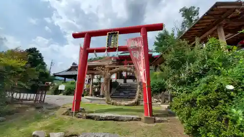 差出磯大嶽山神社 仕事と健康と厄よけの神さまの鳥居