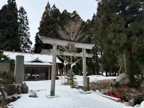 御礼神社の{uncategorized: "未分類", other: "その他", undefined: "問題あり", building: "その他建物", grave: "お墓", sacred_gate: "鳥居", guardian: "狛犬", statue: "像", buddha: "仏像", history: "歴史", nature: "自然", garden: "庭園", animal: "動物", pagoda: "塔", temizu: "手水舎", mountain_gate: "山門・神門", sanctuary: "本殿・本堂", subordinate: "末社・摂社", art: "芸術", scenery: "景色", jizo: "地蔵", ema: "絵馬", goshuin: "御朱印", omikuji: "おみくじ", items: "授与品その他", amulet: "お守り", goshuincho: "御朱印帳", eats: "食事", festival: "お祭り", votive_dance: "神楽", shichigosan: "七五三参", wedding: "結婚式", experience: "体験その他", initially: "初詣", around: "周辺", anti_infection: "感染症対策"}