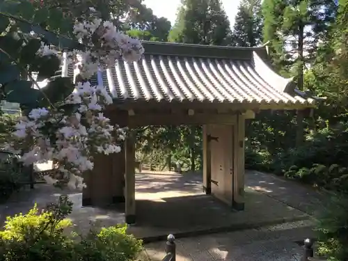 忉利天上寺の山門