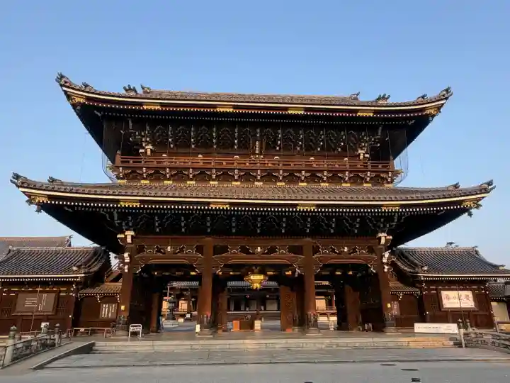 東本願寺(真宗本廟)の{uncategorized: "未分類", other: "その他", undefined: "問題あり", building: "その他建物", grave: "お墓", sacred_gate: "鳥居", guardian: "狛犬", statue: "像", buddha: "仏像", history: "歴史", nature: "自然", garden: "庭園", animal: "動物", pagoda: "塔", temizu: "手水舎", mountain_gate: "山門・神門", sanctuary: "本殿・本堂", subordinate: "末社・摂社", art: "芸術", scenery: "景色", jizo: "地蔵", ema: "絵馬", goshuin: "御朱印", omikuji: "おみくじ", items: "授与品その他", amulet: "お守り", goshuincho: "御朱印帳", eats: "食事", festival: "お祭り", votive_dance: "神楽", shichigosan: "七五三参", wedding: "結婚式", experience: "体験その他", initially: "初詣", around: "周辺", anti_infection: "感染症対策"}