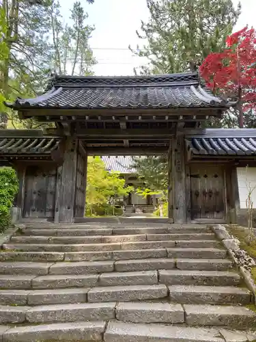 西明寺の山門