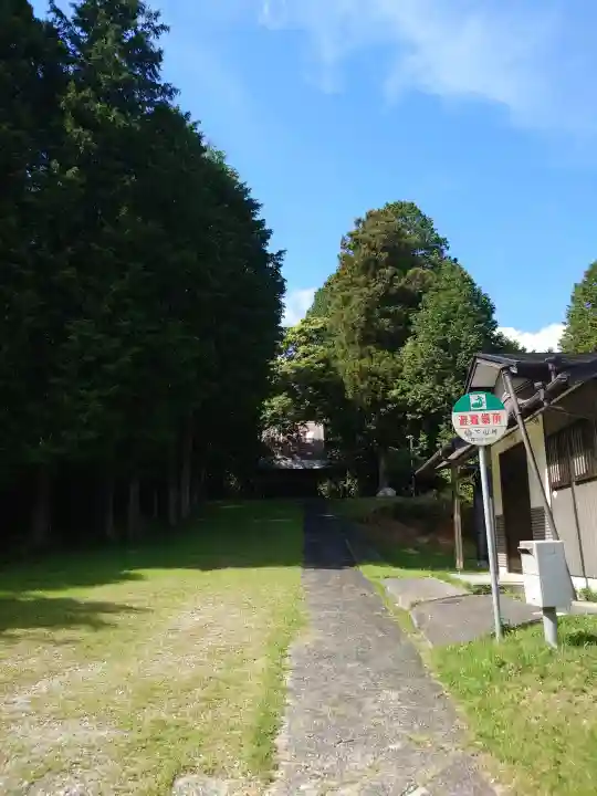 日月社の{uncategorized: "未分類", other: "その他", undefined: "問題あり", building: "その他建物", grave: "お墓", sacred_gate: "鳥居", guardian: "狛犬", statue: "像", buddha: "仏像", history: "歴史", nature: "自然", garden: "庭園", animal: "動物", pagoda: "塔", temizu: "手水舎", mountain_gate: "山門・神門", sanctuary: "本殿・本堂", subordinate: "末社・摂社", art: "芸術", scenery: "景色", jizo: "地蔵", ema: "絵馬", goshuin: "御朱印", omikuji: "おみくじ", items: "授与品その他", amulet: "お守り", goshuincho: "御朱印帳", eats: "食事", festival: "お祭り", votive_dance: "神楽", shichigosan: "七五三参", wedding: "結婚式", experience: "体験その他", initially: "初詣", around: "周辺", anti_infection: "感染症対策"}