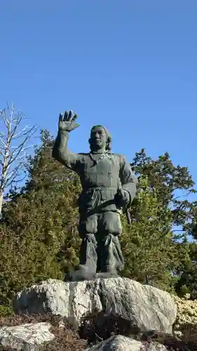三峯神社の{uncategorized: "未分類", other: "その他", undefined: "問題あり", building: "その他建物", grave: "お墓", sacred_gate: "鳥居", guardian: "狛犬", statue: "像", buddha: "仏像", history: "歴史", nature: "自然", garden: "庭園", animal: "動物", pagoda: "塔", temizu: "手水舎", mountain_gate: "山門・神門", sanctuary: "本殿・本堂", subordinate: "末社・摂社", art: "芸術", scenery: "景色", jizo: "地蔵", ema: "絵馬", goshuin: "御朱印", omikuji: "おみくじ", items: "授与品その他", amulet: "お守り", goshuincho: "御朱印帳", eats: "食事", festival: "お祭り", votive_dance: "神楽", shichigosan: "七五三参", wedding: "結婚式", experience: "体験その他", initially: "初詣", around: "周辺", anti_infection: "感染症対策"}