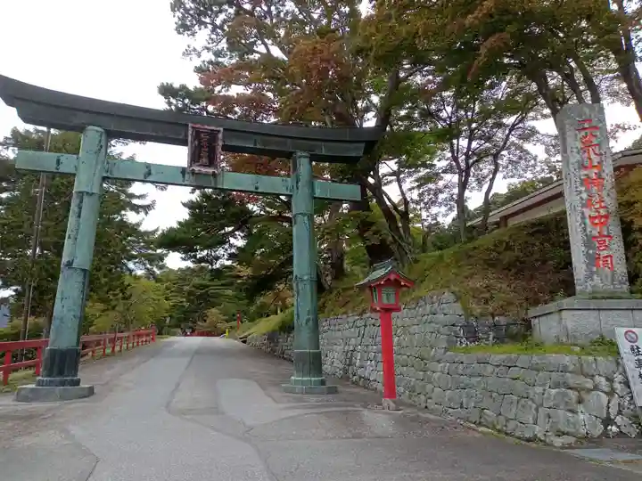 日光二荒山神社中宮祠の鳥居