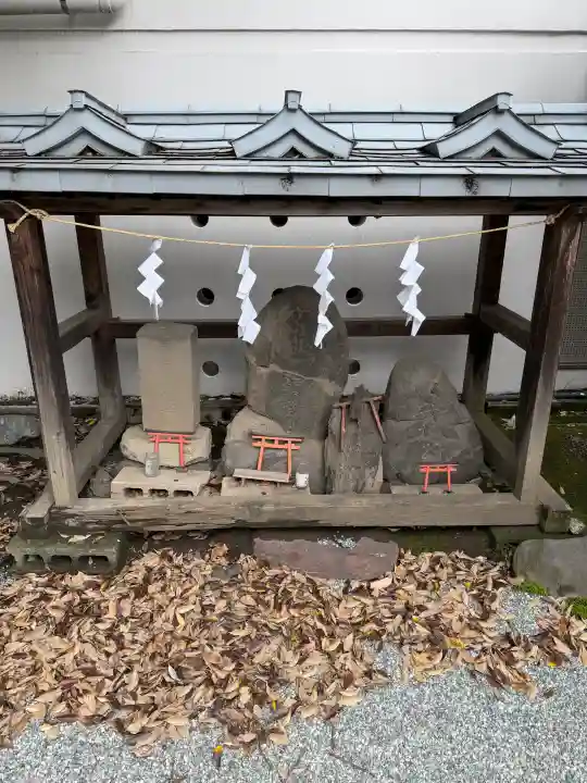 東神奈川熊野神社の{uncategorized: "未分類", other: "その他", undefined: "問題あり", building: "その他建物", grave: "お墓", sacred_gate: "鳥居", guardian: "狛犬", statue: "像", buddha: "仏像", history: "歴史", nature: "自然", garden: "庭園", animal: "動物", pagoda: "塔", temizu: "手水舎", mountain_gate: "山門・神門", sanctuary: "本殿・本堂", subordinate: "末社・摂社", art: "芸術", scenery: "景色", jizo: "地蔵", ema: "絵馬", goshuin: "御朱印", omikuji: "おみくじ", items: "授与品その他", amulet: "お守り", goshuincho: "御朱印帳", eats: "食事", festival: "お祭り", votive_dance: "神楽", shichigosan: "七五三参", wedding: "結婚式", experience: "体験その他", initially: "初詣", around: "周辺", anti_infection: "感染症対策"}