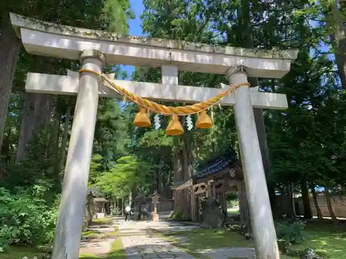 雄山神社中宮祈願殿の鳥居