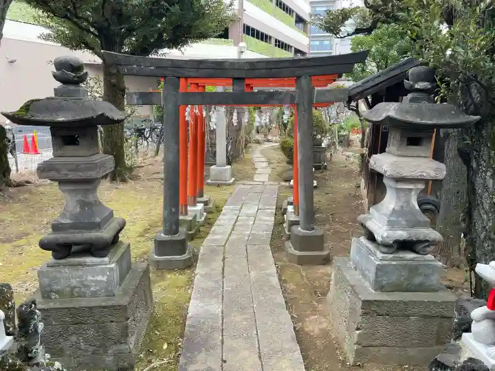 靍護稲荷神社の{uncategorized: "未分類", other: "その他", undefined: "問題あり", building: "その他建物", grave: "お墓", sacred_gate: "鳥居", guardian: "狛犬", statue: "像", buddha: "仏像", history: "歴史", nature: "自然", garden: "庭園", animal: "動物", pagoda: "塔", temizu: "手水舎", mountain_gate: "山門・神門", sanctuary: "本殿・本堂", subordinate: "末社・摂社", art: "芸術", scenery: "景色", jizo: "地蔵", ema: "絵馬", goshuin: "御朱印", omikuji: "おみくじ", items: "授与品その他", amulet: "お守り", goshuincho: "御朱印帳", eats: "食事", festival: "お祭り", votive_dance: "神楽", shichigosan: "七五三参", wedding: "結婚式", experience: "体験その他", initially: "初詣", around: "周辺", anti_infection: "感染症対策"}