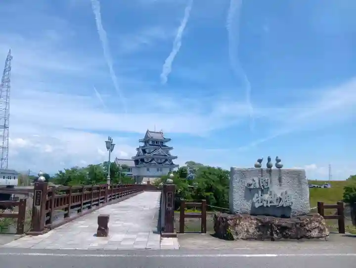 白髭神社の{uncategorized: "未分類", other: "その他", undefined: "問題あり", building: "その他建物", grave: "お墓", sacred_gate: "鳥居", guardian: "狛犬", statue: "像", buddha: "仏像", history: "歴史", nature: "自然", garden: "庭園", animal: "動物", pagoda: "塔", temizu: "手水舎", mountain_gate: "山門・神門", sanctuary: "本殿・本堂", subordinate: "末社・摂社", art: "芸術", scenery: "景色", jizo: "地蔵", ema: "絵馬", goshuin: "御朱印", omikuji: "おみくじ", items: "授与品その他", amulet: "お守り", goshuincho: "御朱印帳", eats: "食事", festival: "お祭り", votive_dance: "神楽", shichigosan: "七五三参", wedding: "結婚式", experience: "体験その他", initially: "初詣", around: "周辺", anti_infection: "感染症対策"}