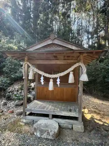 鳴石山神社の{uncategorized: "未分類", other: "その他", undefined: "問題あり", building: "その他建物", grave: "お墓", sacred_gate: "鳥居", guardian: "狛犬", statue: "像", buddha: "仏像", history: "歴史", nature: "自然", garden: "庭園", animal: "動物", pagoda: "塔", temizu: "手水舎", mountain_gate: "山門・神門", sanctuary: "本殿・本堂", subordinate: "末社・摂社", art: "芸術", scenery: "景色", jizo: "地蔵", ema: "絵馬", goshuin: "御朱印", omikuji: "おみくじ", items: "授与品その他", amulet: "お守り", goshuincho: "御朱印帳", eats: "食事", festival: "お祭り", votive_dance: "神楽", shichigosan: "七五三参", wedding: "結婚式", experience: "体験その他", initially: "初詣", around: "周辺", anti_infection: "感染症対策"}