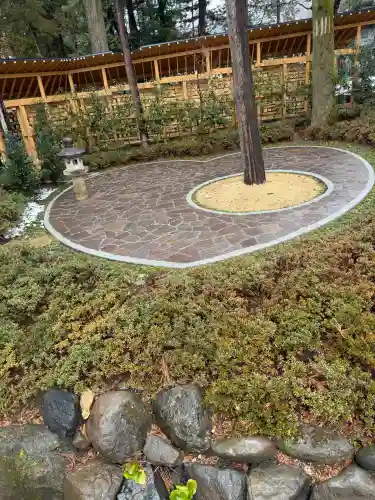 諏訪大社下社秋宮の{uncategorized: "未分類", other: "その他", undefined: "問題あり", building: "その他建物", grave: "お墓", sacred_gate: "鳥居", guardian: "狛犬", statue: "像", buddha: "仏像", history: "歴史", nature: "自然", garden: "庭園", animal: "動物", pagoda: "塔", temizu: "手水舎", mountain_gate: "山門・神門", sanctuary: "本殿・本堂", subordinate: "末社・摂社", art: "芸術", scenery: "景色", jizo: "地蔵", ema: "絵馬", goshuin: "御朱印", omikuji: "おみくじ", items: "授与品その他", amulet: "お守り", goshuincho: "御朱印帳", eats: "食事", festival: "お祭り", votive_dance: "神楽", shichigosan: "七五三参", wedding: "結婚式", experience: "体験その他", initially: "初詣", around: "周辺", anti_infection: "感染症対策"}