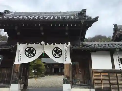 清凉寺の山門