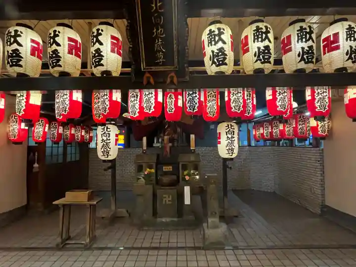北向地蔵尊の{uncategorized: "未分類", other: "その他", undefined: "問題あり", building: "その他建物", grave: "お墓", sacred_gate: "鳥居", guardian: "狛犬", statue: "像", buddha: "仏像", history: "歴史", nature: "自然", garden: "庭園", animal: "動物", pagoda: "塔", temizu: "手水舎", mountain_gate: "山門・神門", sanctuary: "本殿・本堂", subordinate: "末社・摂社", art: "芸術", scenery: "景色", jizo: "地蔵", ema: "絵馬", goshuin: "御朱印", omikuji: "おみくじ", items: "授与品その他", amulet: "お守り", goshuincho: "御朱印帳", eats: "食事", festival: "お祭り", votive_dance: "神楽", shichigosan: "七五三参", wedding: "結婚式", experience: "体験その他", initially: "初詣", around: "周辺", anti_infection: "感染症対策"}