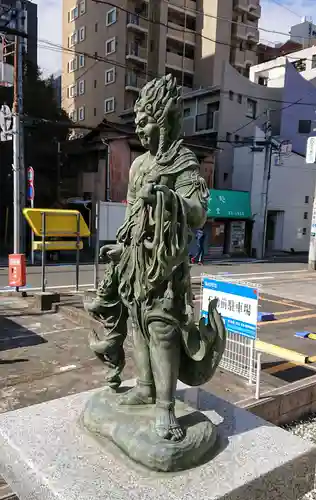 大光不動堂の像