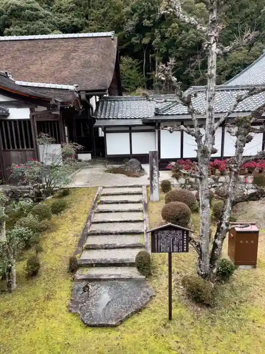 西教寺の{uncategorized: "未分類", other: "その他", undefined: "問題あり", building: "その他建物", grave: "お墓", sacred_gate: "鳥居", guardian: "狛犬", statue: "像", buddha: "仏像", history: "歴史", nature: "自然", garden: "庭園", animal: "動物", pagoda: "塔", temizu: "手水舎", mountain_gate: "山門・神門", sanctuary: "本殿・本堂", subordinate: "末社・摂社", art: "芸術", scenery: "景色", jizo: "地蔵", ema: "絵馬", goshuin: "御朱印", omikuji: "おみくじ", items: "授与品その他", amulet: "お守り", goshuincho: "御朱印帳", eats: "食事", festival: "お祭り", votive_dance: "神楽", shichigosan: "七五三参", wedding: "結婚式", experience: "体験その他", initially: "初詣", around: "周辺", anti_infection: "感染症対策"}