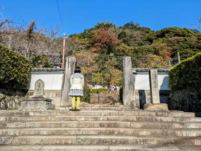 清見寺の山門