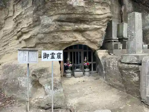 龍口寺の{uncategorized: "未分類", other: "その他", undefined: "問題あり", building: "その他建物", grave: "お墓", sacred_gate: "鳥居", guardian: "狛犬", statue: "像", buddha: "仏像", history: "歴史", nature: "自然", garden: "庭園", animal: "動物", pagoda: "塔", temizu: "手水舎", mountain_gate: "山門・神門", sanctuary: "本殿・本堂", subordinate: "末社・摂社", art: "芸術", scenery: "景色", jizo: "地蔵", ema: "絵馬", goshuin: "御朱印", omikuji: "おみくじ", items: "授与品その他", amulet: "お守り", goshuincho: "御朱印帳", eats: "食事", festival: "お祭り", votive_dance: "神楽", shichigosan: "七五三参", wedding: "結婚式", experience: "体験その他", initially: "初詣", around: "周辺", anti_infection: "感染症対策"}
