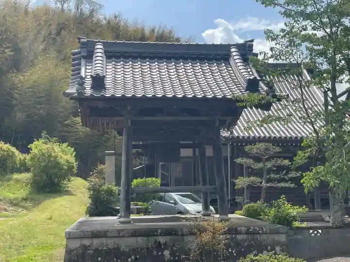 真竜寺の{uncategorized: "未分類", other: "その他", undefined: "問題あり", building: "その他建物", grave: "お墓", sacred_gate: "鳥居", guardian: "狛犬", statue: "像", buddha: "仏像", history: "歴史", nature: "自然", garden: "庭園", animal: "動物", pagoda: "塔", temizu: "手水舎", mountain_gate: "山門・神門", sanctuary: "本殿・本堂", subordinate: "末社・摂社", art: "芸術", scenery: "景色", jizo: "地蔵", ema: "絵馬", goshuin: "御朱印", omikuji: "おみくじ", items: "授与品その他", amulet: "お守り", goshuincho: "御朱印帳", eats: "食事", festival: "お祭り", votive_dance: "神楽", shichigosan: "七五三参", wedding: "結婚式", experience: "体験その他", initially: "初詣", around: "周辺", anti_infection: "感染症対策"}