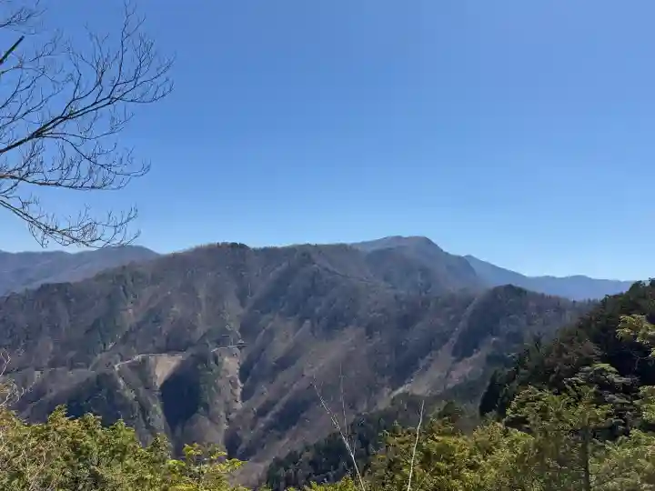 三峯神社奥宮の{uncategorized: "未分類", other: "その他", undefined: "問題あり", building: "その他建物", grave: "お墓", sacred_gate: "鳥居", guardian: "狛犬", statue: "像", buddha: "仏像", history: "歴史", nature: "自然", garden: "庭園", animal: "動物", pagoda: "塔", temizu: "手水舎", mountain_gate: "山門・神門", sanctuary: "本殿・本堂", subordinate: "末社・摂社", art: "芸術", scenery: "景色", jizo: "地蔵", ema: "絵馬", goshuin: "御朱印", omikuji: "おみくじ", items: "授与品その他", amulet: "お守り", goshuincho: "御朱印帳", eats: "食事", festival: "お祭り", votive_dance: "神楽", shichigosan: "七五三参", wedding: "結婚式", experience: "体験その他", initially: "初詣", around: "周辺", anti_infection: "感染症対策"}