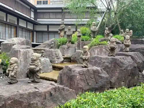 頂法寺（六角堂）の{uncategorized: "未分類", other: "その他", undefined: "問題あり", building: "その他建物", grave: "お墓", sacred_gate: "鳥居", guardian: "狛犬", statue: "像", buddha: "仏像", history: "歴史", nature: "自然", garden: "庭園", animal: "動物", pagoda: "塔", temizu: "手水舎", mountain_gate: "山門・神門", sanctuary: "本殿・本堂", subordinate: "末社・摂社", art: "芸術", scenery: "景色", jizo: "地蔵", ema: "絵馬", goshuin: "御朱印", omikuji: "おみくじ", items: "授与品その他", amulet: "お守り", goshuincho: "御朱印帳", eats: "食事", festival: "お祭り", votive_dance: "神楽", shichigosan: "七五三参", wedding: "結婚式", experience: "体験その他", initially: "初詣", around: "周辺", anti_infection: "感染症対策"}