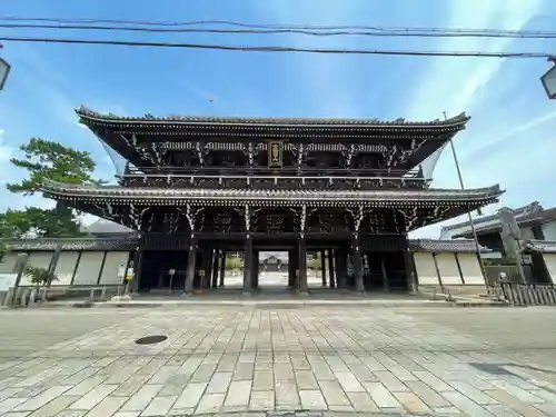 本山専修寺の山門