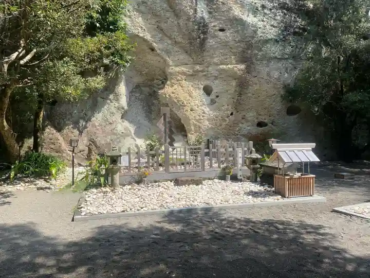 花窟神社の{uncategorized: "未分類", other: "その他", undefined: "問題あり", building: "その他建物", grave: "お墓", sacred_gate: "鳥居", guardian: "狛犬", statue: "像", buddha: "仏像", history: "歴史", nature: "自然", garden: "庭園", animal: "動物", pagoda: "塔", temizu: "手水舎", mountain_gate: "山門・神門", sanctuary: "本殿・本堂", subordinate: "末社・摂社", art: "芸術", scenery: "景色", jizo: "地蔵", ema: "絵馬", goshuin: "御朱印", omikuji: "おみくじ", items: "授与品その他", amulet: "お守り", goshuincho: "御朱印帳", eats: "食事", festival: "お祭り", votive_dance: "神楽", shichigosan: "七五三参", wedding: "結婚式", experience: "体験その他", initially: "初詣", around: "周辺", anti_infection: "感染症対策"}