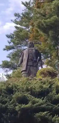 春日山神社の像