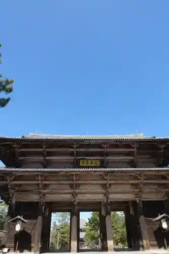 東大寺法華堂（三月堂）の山門