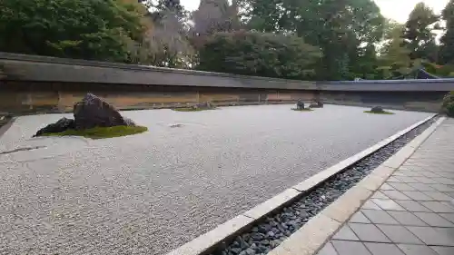 龍安寺の{uncategorized: "未分類", other: "その他", undefined: "問題あり", building: "その他建物", grave: "お墓", sacred_gate: "鳥居", guardian: "狛犬", statue: "像", buddha: "仏像", history: "歴史", nature: "自然", garden: "庭園", animal: "動物", pagoda: "塔", temizu: "手水舎", mountain_gate: "山門・神門", sanctuary: "本殿・本堂", subordinate: "末社・摂社", art: "芸術", scenery: "景色", jizo: "地蔵", ema: "絵馬", goshuin: "御朱印", omikuji: "おみくじ", items: "授与品その他", amulet: "お守り", goshuincho: "御朱印帳", eats: "食事", festival: "お祭り", votive_dance: "神楽", shichigosan: "七五三参", wedding: "結婚式", experience: "体験その他", initially: "初詣", around: "周辺", anti_infection: "感染症対策"}